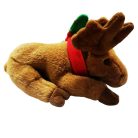 Szarvas plüss sállal a nyakában