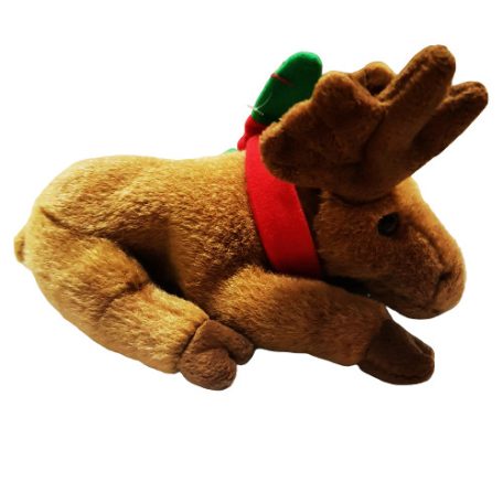 Szarvas plüss sállal a nyakában