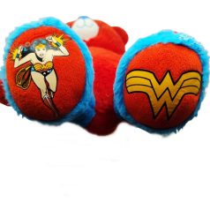 Wonder Woman grafika és arany W logó a plüssmaci talpain